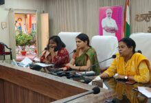 अंबेडकरनगर में शिक्षक निर्वाचन-2026 के लिए कलेक्ट्रेट से मतदान केंद्रों को रवाना होती पोलिंग पार्टियां।