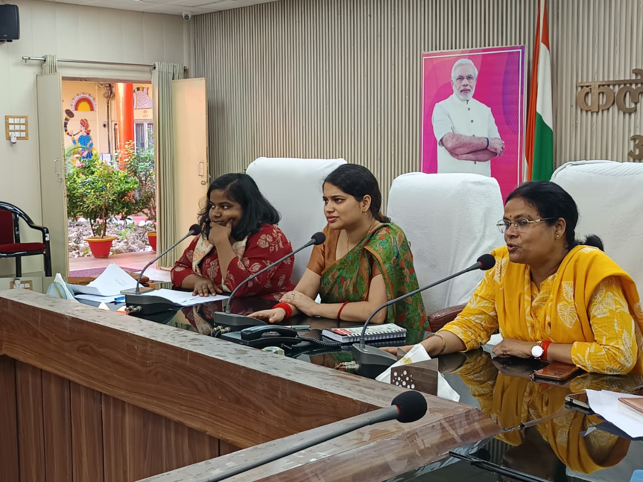 अंबेडकरनगर में शिक्षक निर्वाचन-2026 के लिए कलेक्ट्रेट से मतदान केंद्रों को रवाना होती पोलिंग पार्टियां।