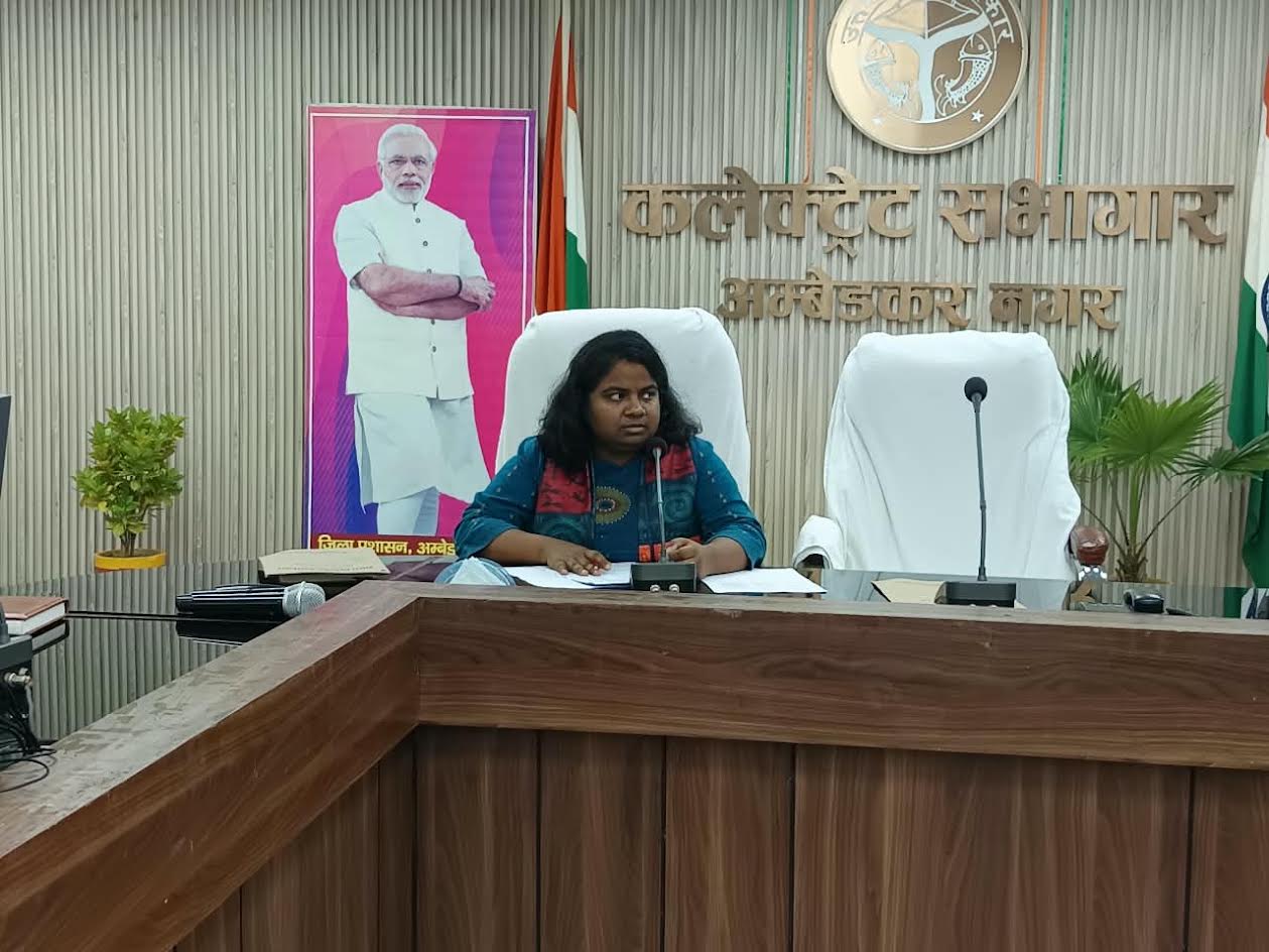 अंबेडकरनगर कलेक्ट्रेट सभागार में गोरखपुर-फैजाबाद खंड शिक्षक निर्वाचन-2026 की तैयारियों को लेकर बैठक में मौजूद अधिकारी