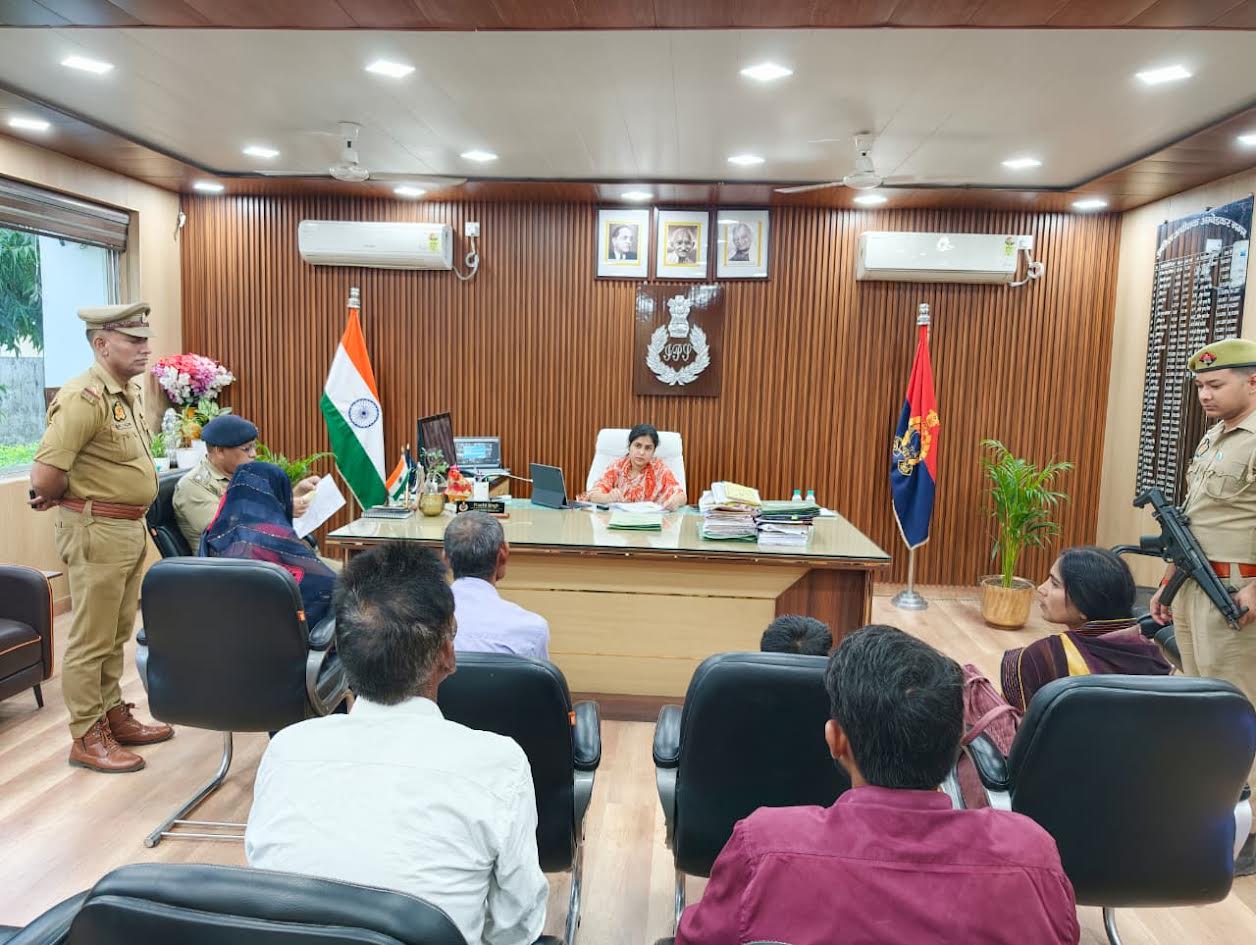 अंबेडकरनगर पुलिस कार्यालय में जनसुनवाई के दौरान शिकायतें सुनतीं पुलिस अधीक्षक प्राची सिंह।