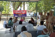 अंबेडकरनगर के बेवाना थाने में थाना समाधान दिवस के दौरान जनशिकायतों की सुनवाई करते जिला और पुलिस प्रशासन के अधिकारी।