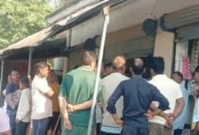 अंबेडकरनगर के सिंघलपट्टी बाजार में तीन दुकानों में चोरी की घटना के बाद मौके पर जांच करती पुलिस।