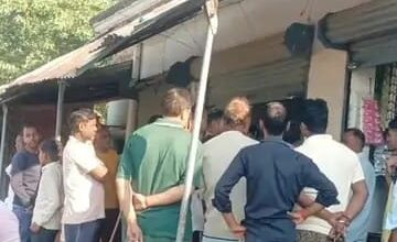 अंबेडकरनगर के सिंघलपट्टी बाजार में तीन दुकानों में चोरी की घटना के बाद मौके पर जांच करती पुलिस।