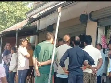 अंबेडकरनगर के सिंघलपट्टी बाजार में तीन दुकानों में चोरी की घटना के बाद मौके पर जांच करती पुलिस।
