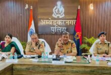 अंबेडकरनगर पुलिस लाइन में त्योहारों की सुरक्षा व्यवस्था को लेकर बैठक करते अधिकारी