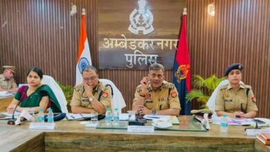 अंबेडकरनगर पुलिस लाइन में त्योहारों की सुरक्षा व्यवस्था को लेकर बैठक करते अधिकारी