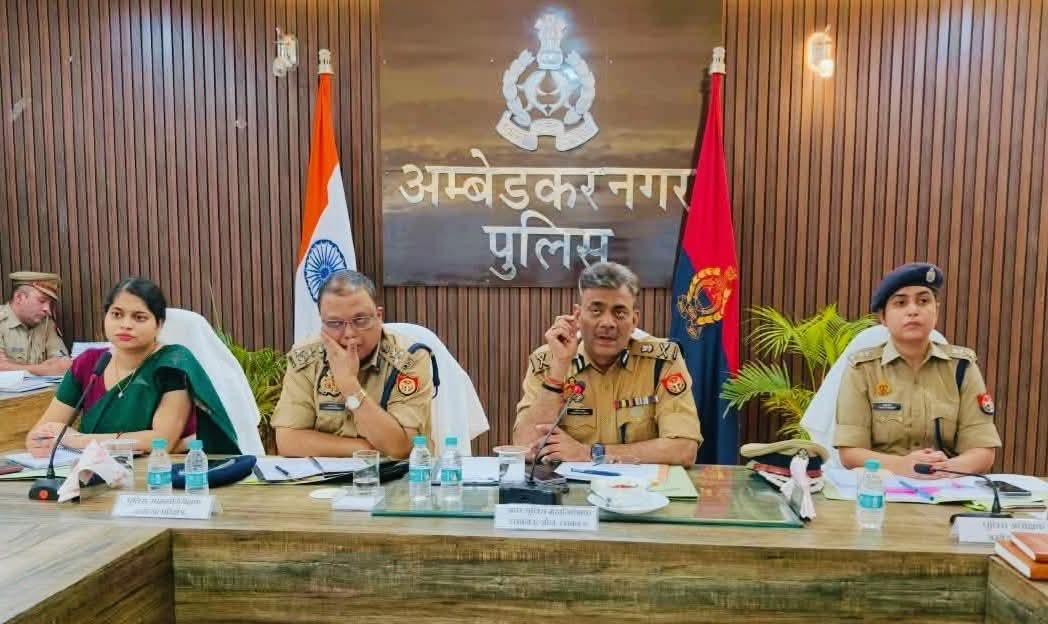 अंबेडकरनगर पुलिस लाइन में त्योहारों की सुरक्षा व्यवस्था को लेकर बैठक करते अधिकारी
