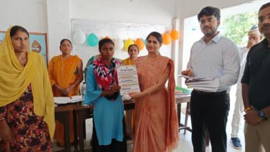 अंबेडकरनगर में विशेष मतदाता पंजीकरण कैंप का निरीक्षण करतीं जिला निर्वाचन अधिकारी ईशा प्रिया।