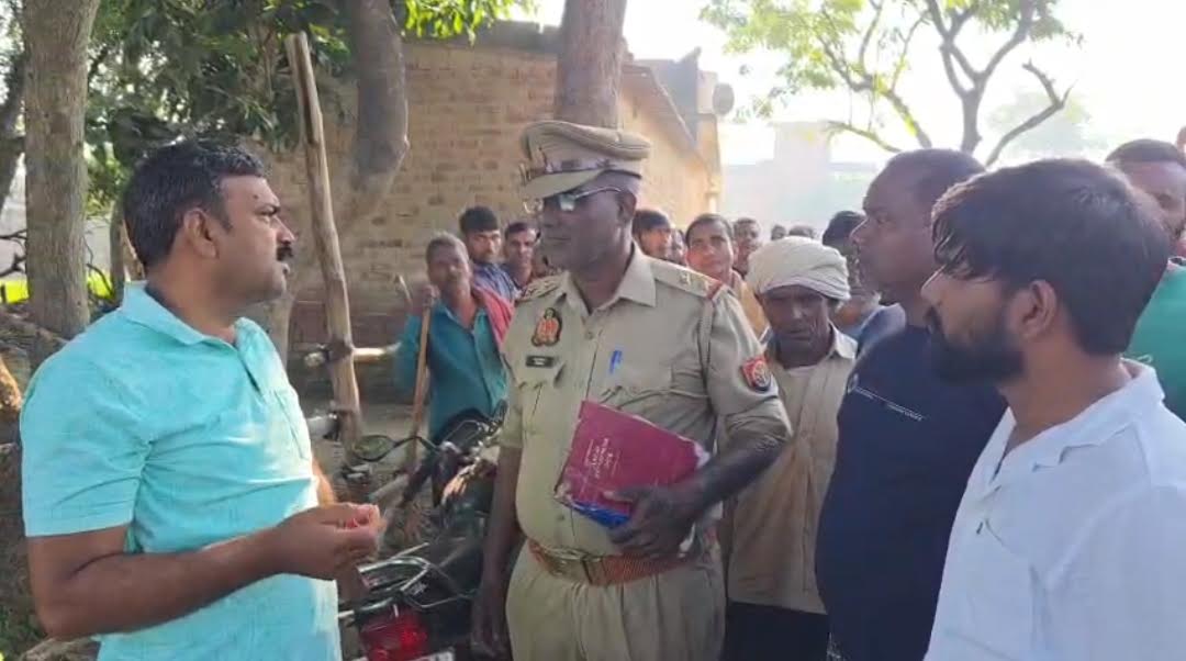 अंबेडकरनगर के जहांगीरगंज क्षेत्र में लखनडीह गांव के बाहर सड़क किनारे युवक का शव मिलने की घटना।