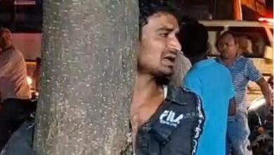 अंबेडकरनगर के अकबरपुर में दुकान पर विवाद के बाद युवक को पेड़ से बांधे जाने की घटना