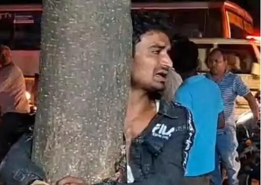 अंबेडकरनगर के अकबरपुर में दुकान पर विवाद के बाद युवक को पेड़ से बांधे जाने की घटना