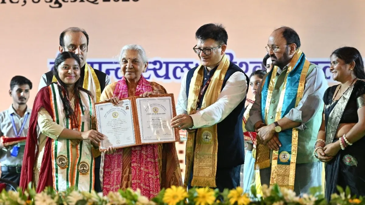 महर्षि यूनिवर्सिटी ऑफ इन्फॉर्मेशन टेक्नोलॉजी के सातवें दीक्षांत समारोह में राज्यपाल आनंदीबेन पटेल।