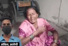 कानपुर में एटीएस द्वारा गिरफ्तार अंकित संखवार की मां सावित्री।