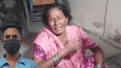 कानपुर में एटीएस द्वारा गिरफ्तार अंकित संखवार की मां सावित्री।
