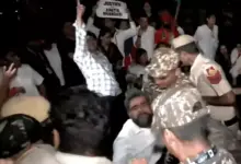 अंकिता भंडारी हत्याकांड में न्याय और दुष्यंत गौतम की नियुक्ति रद्द करने की मांग को लेकर प्रदर्शन करते परिजन।