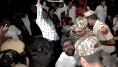 अंकिता भंडारी हत्याकांड में न्याय और दुष्यंत गौतम की नियुक्ति रद्द करने की मांग को लेकर प्रदर्शन करते परिजन।