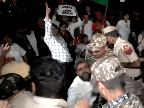अंकिता भंडारी हत्याकांड में न्याय और दुष्यंत गौतम की नियुक्ति रद्द करने की मांग को लेकर प्रदर्शन करते परिजन।