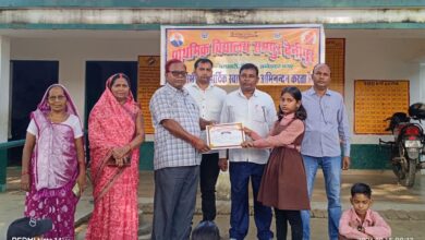 अंबेडकरनगर के बसखारी में चित्रकला प्रतियोगिता में प्रथम स्थान पाने वाली छात्रा अनुष्का यादव।