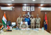 टांडा कोतवाली पुलिस द्वारा लखनऊ से गिरफ्तार किए गए 50 हजार रुपये के इनामी अरविंद वर्मा का मामला।