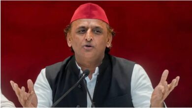 लखनऊ स्थित जयप्रकाश नारायण इंटरनेशनल सेंटर में प्रतिमा पर फूल चढ़ाते सपा प्रमुख अखिलेश यादव।