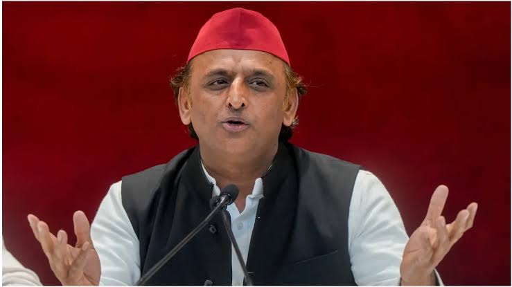 लखनऊ स्थित जयप्रकाश नारायण इंटरनेशनल सेंटर में प्रतिमा पर फूल चढ़ाते सपा प्रमुख अखिलेश यादव।