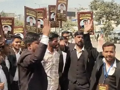 इलाहाबाद हाईकोर्ट की लखनऊ खंडपीठ में अवध बार एसोसिएशन चुनाव के लिए मतदान।