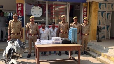 अंबेडकरनगर पुलिस द्वारा अयोध्या एयरपोर्ट से सॉफ्टवेयर इंजीनियर का सामान लूटने के आरोप में गिरफ्तार उमेश केवट और अशोक केवट के मामले में बरामद लैपटॉप, आईपैड, मोबाइल और अन्य सामान।