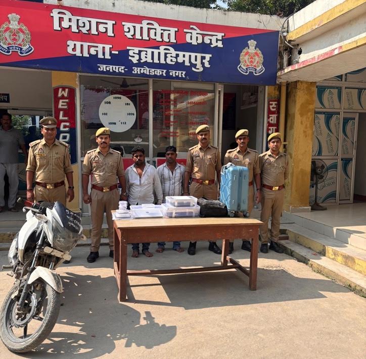 अंबेडकरनगर पुलिस द्वारा अयोध्या एयरपोर्ट से सॉफ्टवेयर इंजीनियर का सामान लूटने के आरोप में गिरफ्तार उमेश केवट और अशोक केवट के मामले में बरामद लैपटॉप, आईपैड, मोबाइल और अन्य सामान।
