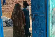 बदायूं के बची गांव में पिता द्वारा बेटे की हत्या के मामले में घटनास्थल पर पहुंची पुलिस।