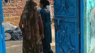 बदायूं के बची गांव में पिता द्वारा बेटे की हत्या के मामले में घटनास्थल पर पहुंची पुलिस।