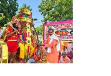 बड़ेपुर के ऐतिहासिक मेले में राम, लक्ष्मण और सीता की झांकी तथा दुकानों पर जुटी भीड़।