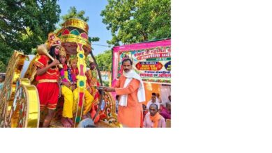 बड़ेपुर के ऐतिहासिक मेले में राम, लक्ष्मण और सीता की झांकी तथा दुकानों पर जुटी भीड़।