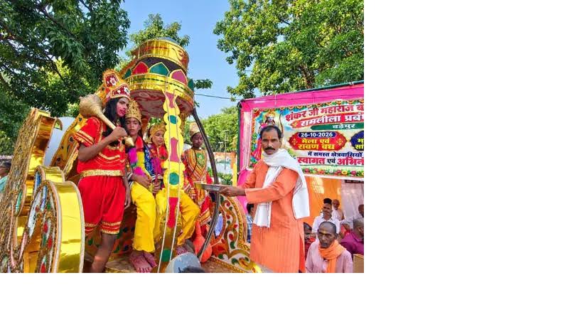 बड़ेपुर के ऐतिहासिक मेले में राम, लक्ष्मण और सीता की झांकी तथा दुकानों पर जुटी भीड़।