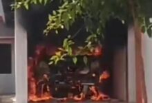 बनखोदवा गांव में महिला की हत्या के आरोपी के घर में आग लगने के बाद मौके पर पहुंची पुलिस और दमकल टीम।