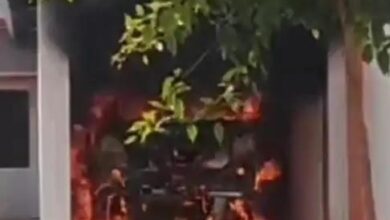 बनखोदवा गांव में महिला की हत्या के आरोपी के घर में आग लगने के बाद मौके पर पहुंची पुलिस और दमकल टीम।