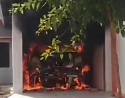 बनखोदवा गांव में महिला की हत्या के आरोपी के घर में आग लगने के बाद मौके पर पहुंची पुलिस और दमकल टीम।