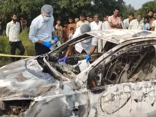 बाराबंकी में आग लगने से जली टाटा टियागो कार