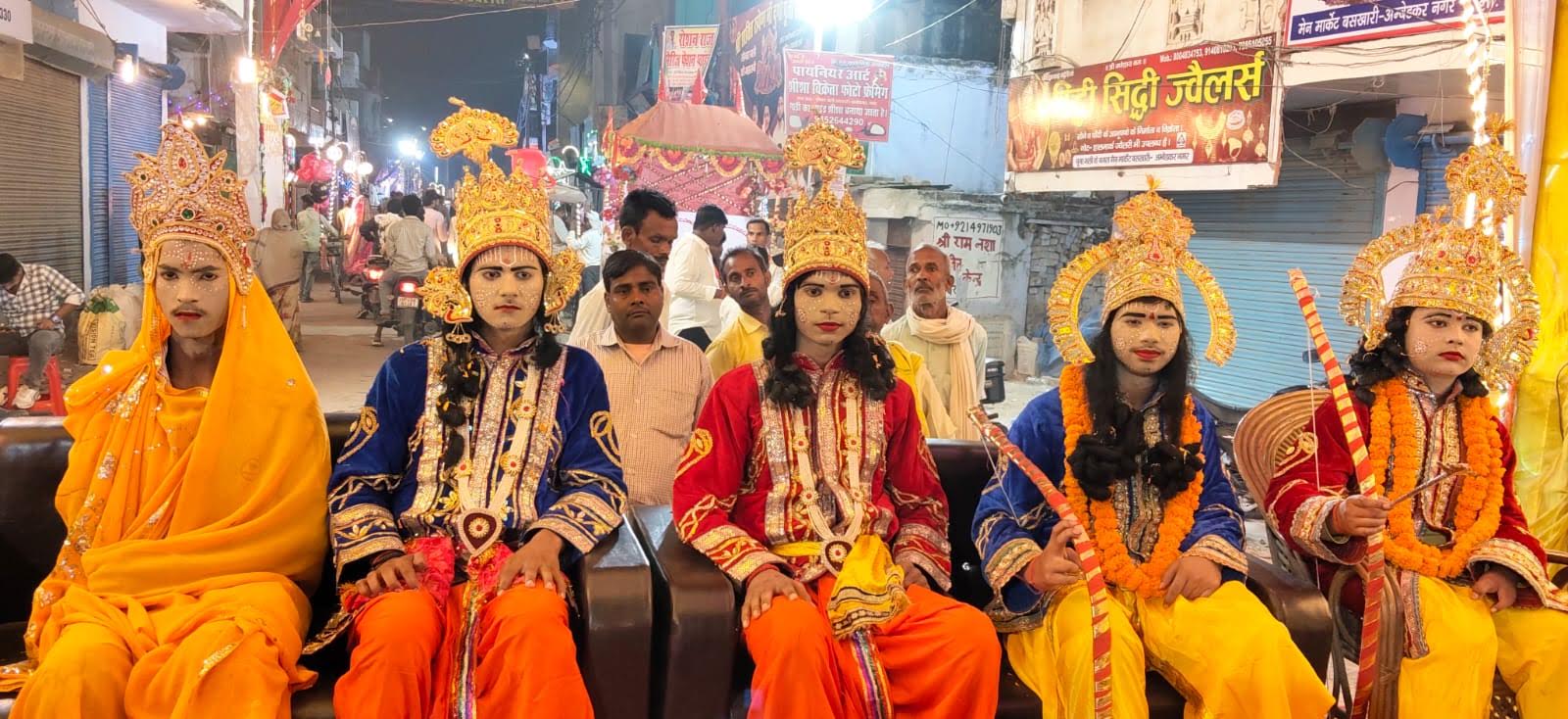 - अंबेडकरनगर के बसखारी में भरत मिलाप मेले के दौरान राम-भरत मिलाप और झांकियों का आयोजन।