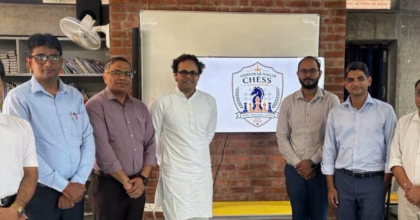 अंबेडकरनगर में जिला स्तरीय शतरंज प्रतियोगिता आयोजित करने पर चर्चा करते चेस एसोसिएशन के सदस्य।
