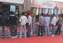मथुरा के ब्रज-रज उत्सव 2026 में खादी वस्त्रों और ग्रामोद्योगी उत्पादों की सजी स्टॉलें।