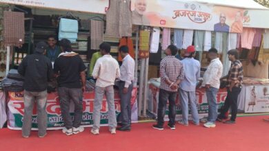 मथुरा के ब्रज-रज उत्सव 2026 में खादी वस्त्रों और ग्रामोद्योगी उत्पादों की सजी स्टॉलें।