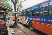 अकबरपुर बाजार में दुकानों के सामने खड़ी रोडवेज बसें