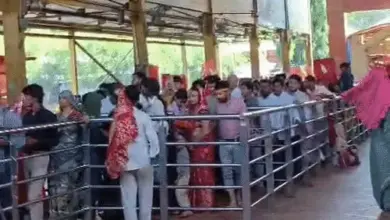लखनऊ के बख्शी का तालाब स्थित मां चंद्रिका देवी धाम में महानवमी पर दर्शन के लिए जुटे श्रद्धालु।