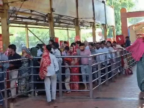 लखनऊ के बख्शी का तालाब स्थित मां चंद्रिका देवी धाम में महानवमी पर दर्शन के लिए जुटे श्रद्धालु।