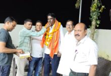 जलालपुर में भाजपा अनुसूचित मोर्चा के प्रदेश मंत्री चंद्रिका प्रसाद का माला पहनाकर स्वागत करते भाजपा नेता।