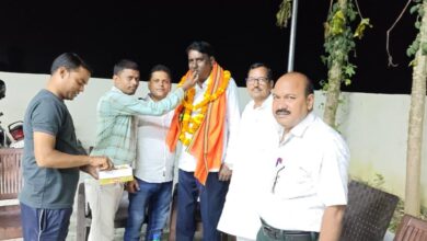 जलालपुर में भाजपा अनुसूचित मोर्चा के प्रदेश मंत्री चंद्रिका प्रसाद का माला पहनाकर स्वागत करते भाजपा नेता।