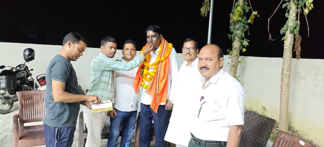 जलालपुर में भाजपा अनुसूचित मोर्चा के प्रदेश मंत्री चंद्रिका प्रसाद का माला पहनाकर स्वागत करते भाजपा नेता।