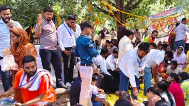 लखनऊ के इको गार्डन में नियमितीकरण और कैडर निर्माण की मांग को लेकर धरना दे रहे CHO कन्या पूजन करते हुए।