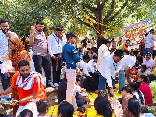 लखनऊ के इको गार्डन में नियमितीकरण और कैडर निर्माण की मांग को लेकर धरना दे रहे CHO कन्या पूजन करते हुए।