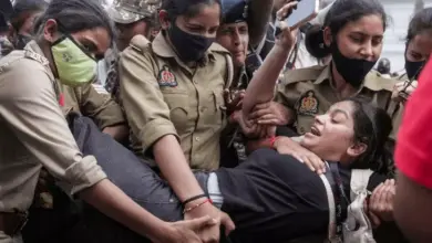 दिल्ली में प्रदर्शन के दौरान मेट्रो और इंटरनेट बंद करने के मामले की सुनवाई करता सुप्रीम कोर्ट।